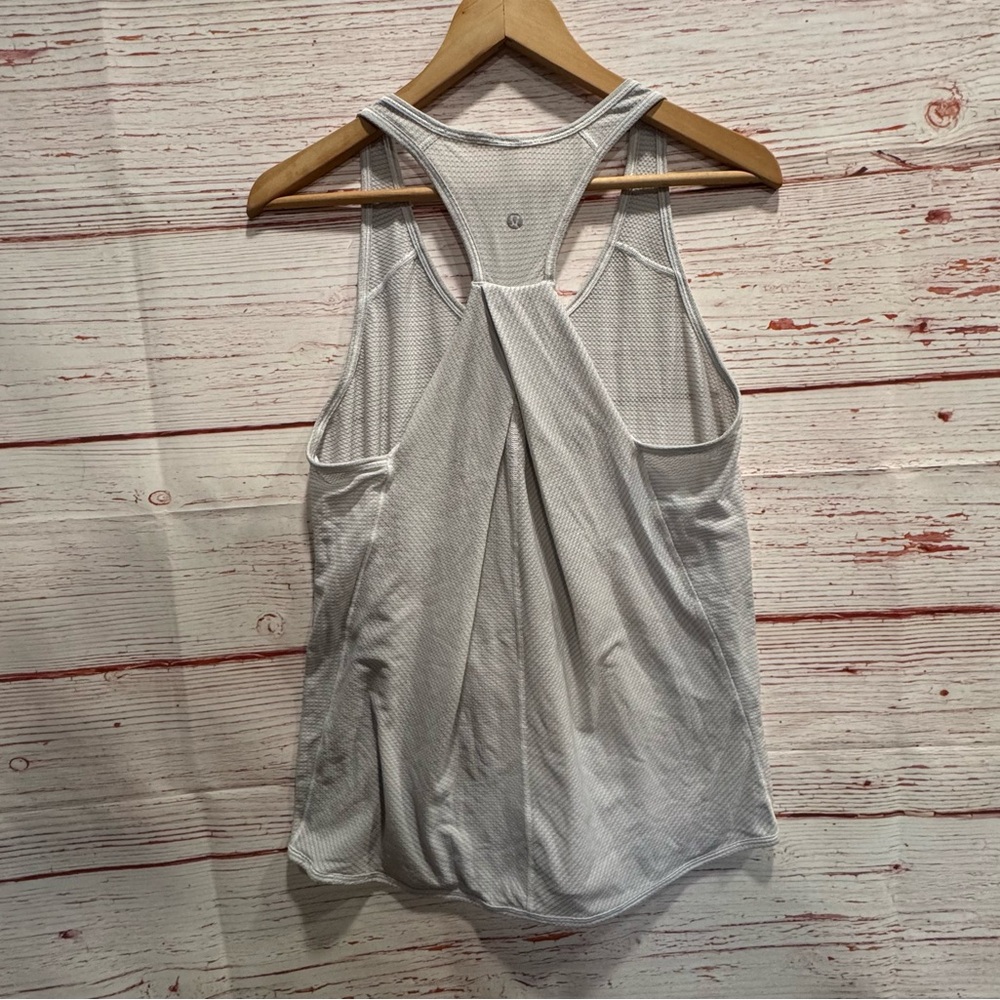 Lululemon Essential Tank Scallop Texture in Heathered White Sz 6 - Picture 8 of 10